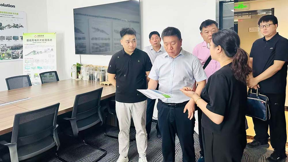 楊勝男向徐習(xí)軍一行介紹固廢資源化技術(shù).jpg